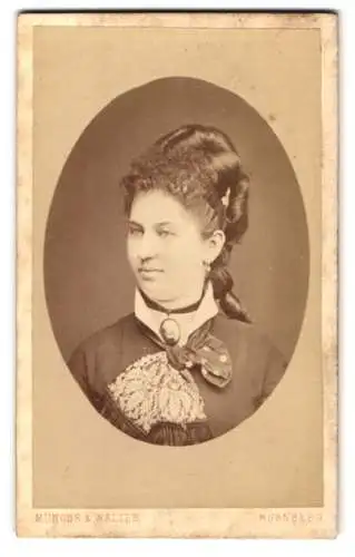 Fotografie Münchs & Walter, Nürnberg, Breitegasse 91, Porträt einer Dame mit elegantem Halstuch