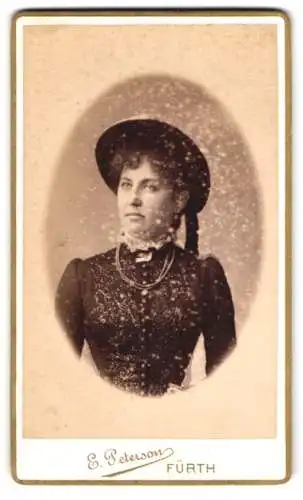 Fotografie E. Peterson, Fürth, Königstrasse 107, Porträt einer Dame mit Hut