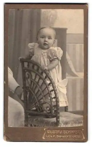 Fotografie Gustav Schmidt, Leck, Bahnhofstrasse, Kleinkind auf Stuhl