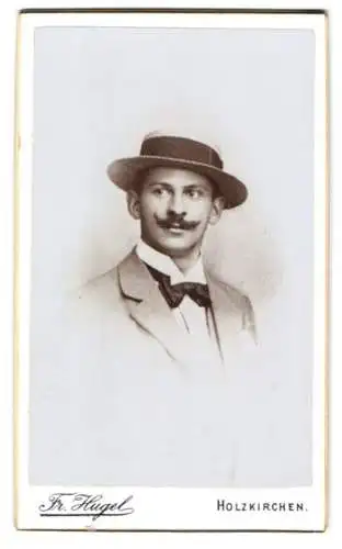 Fotografie Fr. Hugel, Holzkirchen, Porträt eines eleganten Herrn mit Hut