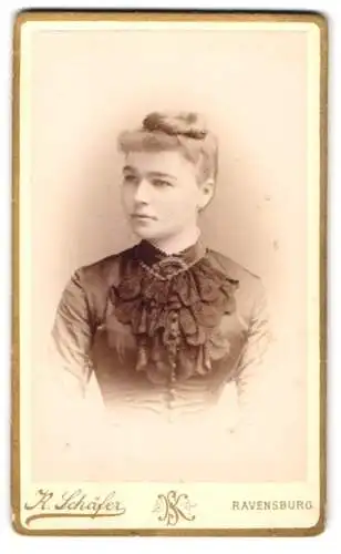 Fotografie K. Schäfer, Ravensburg, Gartenstrasse 23, Porträt einer Dame