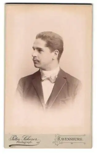 Fotografie Peter Scherer, Ravensburg, Burgstrasse 7, Porträt eines Mannes im Anzug
