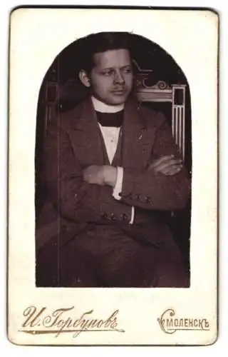 Fotografie U. Topdynobre, Smolensk, Bolshaya Blagoveshchenskaya, Porträt eines Mannes mit verschränkten Armen