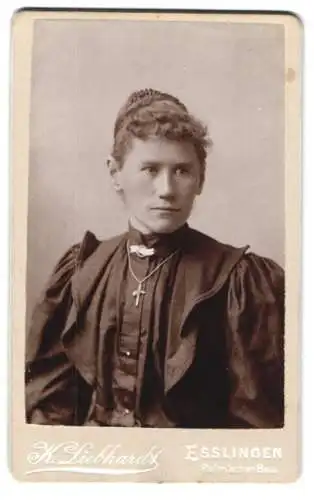 Fotografie K. Liebhardt, Esslingen, Porträt einer Frau mit Kreuzanhänger