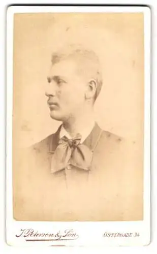 Fotografie J. Petersen & Sön, Kopenhagen, Östergade 34, Porträt eines jungen Mannes im Profil