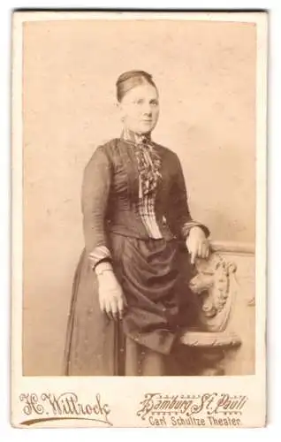 Fotografie H. Wittrock, St. Pauli /Hamburg, Langereihe 48, Frau in elegantem Kleid