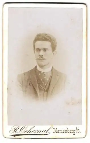 Fotografie R. Ochernal, Marienberg, Portrait eines eleganten Herrn