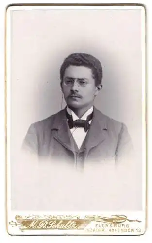 Fotografie M. B. Schultz, Flensburg, Norderhofenden 13, Porträt eines Herren mit Brille