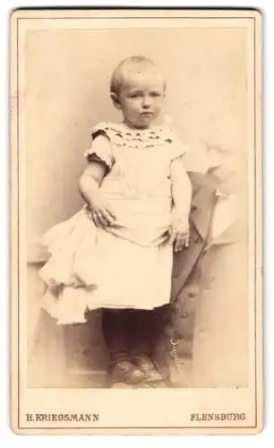 Fotografie H. Kriegsman, Flensburg, Grosse Strasse 75, Kleinkind im weissen Kleid