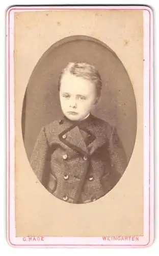 Fotografie G. Hage, Weingarten, Porträt eines Jungen mit Jacke