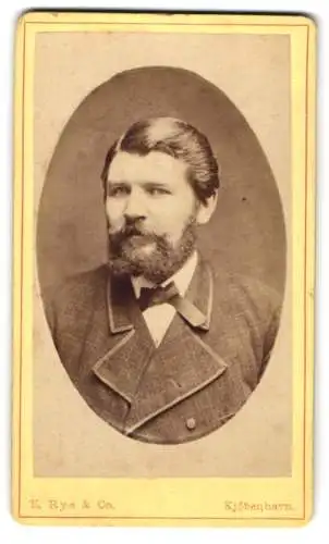 Fotografie E. Rye & Co., Kjøbenhavn, Østergade 52, Porträt eines bärtigen Mannes