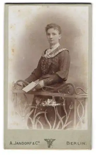 Fotografie A. Jandorf & Co., Berlin, Grosse Frankfurterstr. 113, Frau mit elegantem Kleid