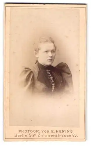 Fotografie E. Hering, Berlin, Zimmerstrasse 55, Porträt einer jungen Frau