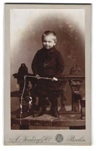 Fotografie A. Jandorf & Co., Berlin, Bellealliancestr. 1/2, Porträt eines jungen Kindes