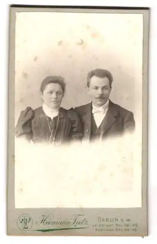Fotografie Hermann Tietz, Berlin, Leipziger Str. 46-49, Porträt eines Paares