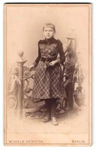 Fotografie Wilhelm Kersten, Berlin, Krausen-Str. 40, Porträt eines jungen Mädchens