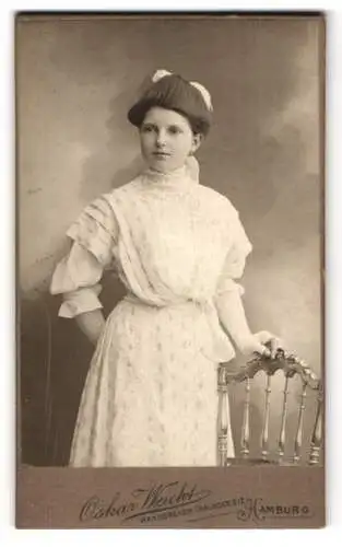Fotografie Oskar Weicht, Hamburg, Wandsbeker Chaussee 212, Elegante Dame mit Stuhl