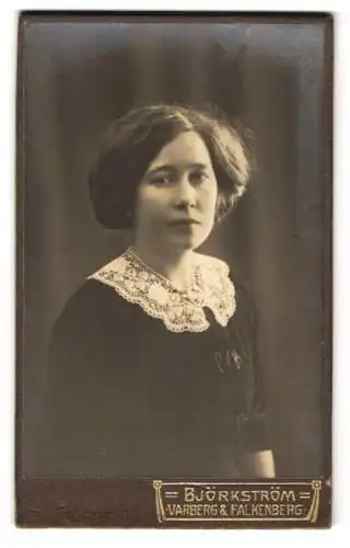 Fotografie Björkström, Varberg, Torggatan, Porträt einer jungen Frau
