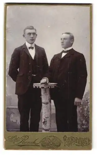 Fotografie Mathi. Ranch, Warberg, Zwei Männer in Anzügen
