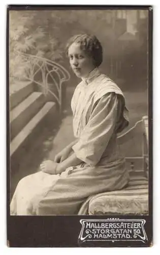 Fotografie Hallbergsatelier, Halmstad, Storgatan 50, Sitzende junge Frau