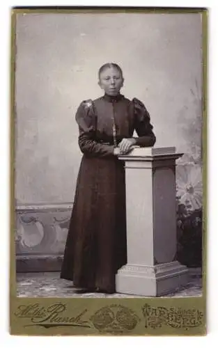 Fotografie Mathi. Ranch, Warberg, Frau mit Säule