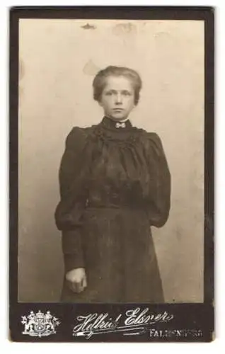Fotografie Helfrid Elsner, Falkenberg, Junge Frau im schlichten Kleid