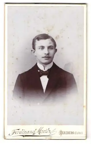 Fotografie Ferdinand Moritz, Herzberg /Elster, Porträt eines jungen Mannes