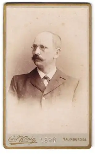 Fotografie Carl König, Naumburg a. S., Poststrasse, Porträt eines Herrn mit Brille und Schnurrbart