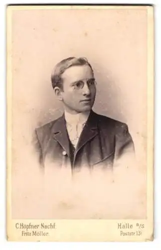 Fotografie C. Höpfner Nachf., Halle a. S., Poststr. 13, Porträt eines jungen Mannes mit Brille