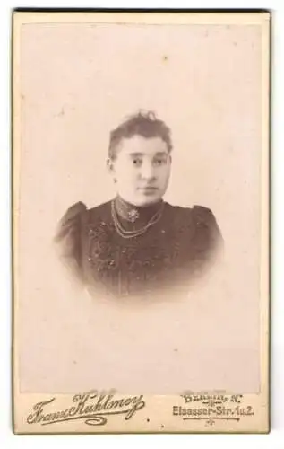 Fotografie Franz Kuhlmey, Berlin, Elsasser-Str. 1 u. 2, Porträt einer Frau in elegantem Kleid