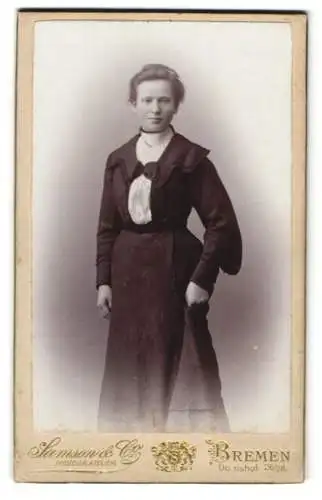 Fotografie Samson & Co., Bremen, Domshof 26/28, Porträt einer Frau in elegantem Kleid