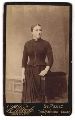 Fotografie H. Wittrock, St. Pauli /Hamburg, Frau in tailliertem Kleid