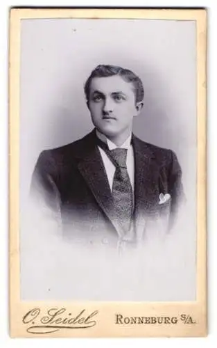 Fotografie O. Seidel, Ronneburg, Baderberg 17, Porträt eines jungen Mannes