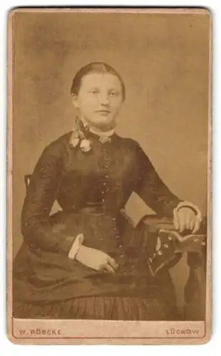 Fotografie W. Röbcke, Lüchow, Junge Frau in elegantem Kleid