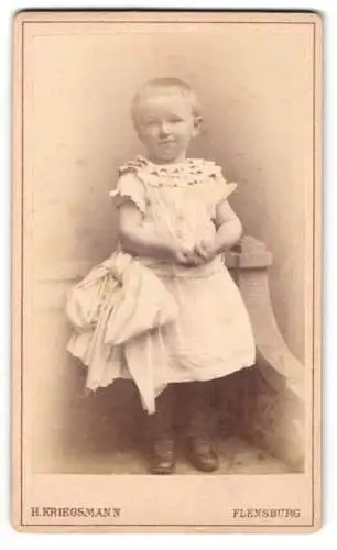 Fotografie H. Kriegsman, Flensburg, Grosse Strasse 75, Portrait eines Kindes
