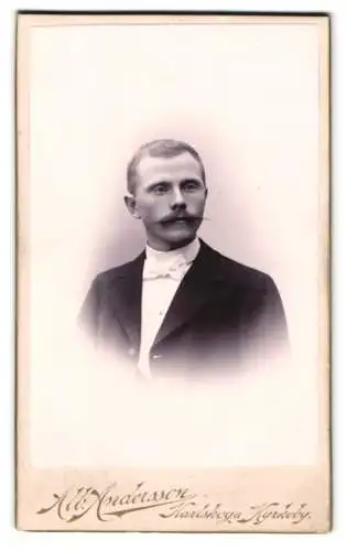 Fotografie Albin Andersson, Karlskoga Kyrkoby, Porträt eines eleganten Herrn