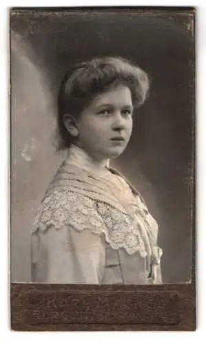 Fotografie Karl Mäckel, Burgstädt, Am Bahnhof, Porträt einer jungen Frau