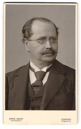 Fotografie Erwin Raupp, Dresden, Pragerstr. 34, Porträt eines Herrn mit Brille