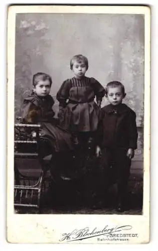 Fotografie H. Bliedenberg, Bredstedt, Bahnhofstrasse, Drei Kinder in dunkler Kleidung