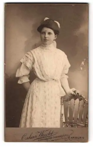 Fotografie Oskar Weicht, Hamburg, Wandsbeker Chaussee 219, Junge Dame in elegantem Kleid