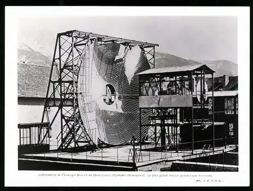 Fotografie unbekannter Fotograf, Ansicht Mont-Louis / Pyrenee Orientales, Laboratoire de l'Energie Solaire, Sonnenspiege