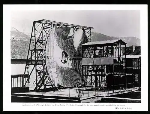 Fotografie unbekannter Fotograf, Ansicht Mont-Louis / Pyrenee Orientales, Laboratoire de l'Energie Solaire, Sonnenspiege