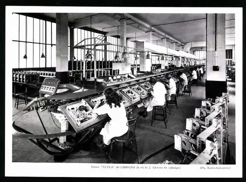 Fotografie unbekannter Fotograf, Ansicht Limours, Usine TEVEA, Chaine de Cablage, Fabrikarbeiterinnen verkablen Radios