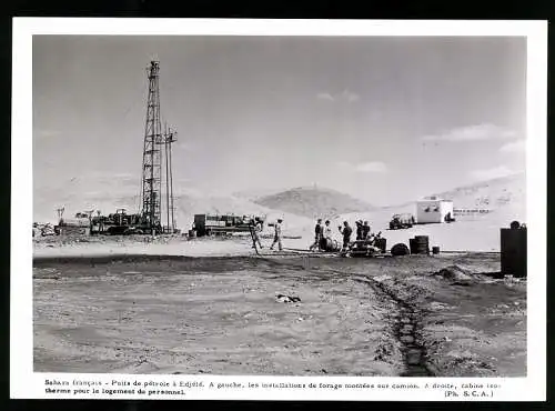 Fotografie unbekannter Fotograf, Ansicht Edjeleh - Edjele / Algerien, Öhlbohrturm in der Sahara
