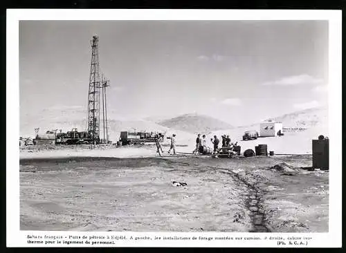 Fotografie unbekannter Fotograf, Ansicht Edjeleh - Edjele / Algerien, Öhlbohrturm in der Sahara