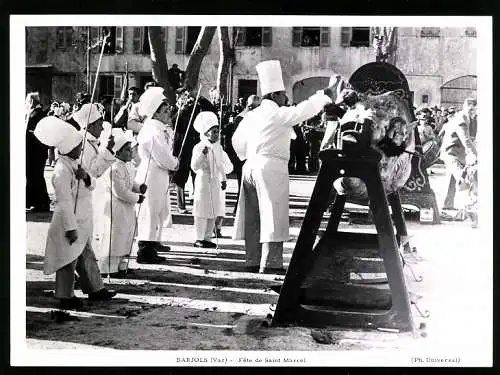 Fotografie unbekannter Fotograf, Ansicht Barjols / Var., Fete de Saint Marcel, Fleischermeister am Drehspiess b. Volksfes
