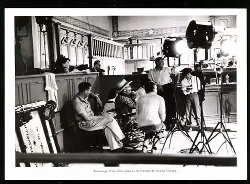 Fotografie Film sous la direction de Sacha Guitry, Filmteam bei Dreharbeiten in einem Gerichtssaal