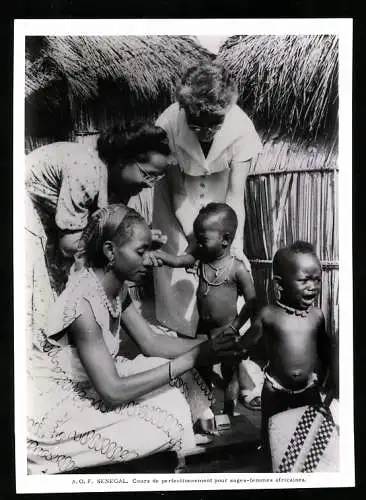 Fotografie Afrika / Senegal, Frauen impfen afrikanische Kinder eines Eingeborenenstammes
