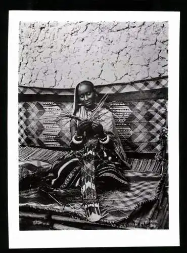 Fotografie Affaires Culturelles, Soudan / Sudan, Afrikanische Frau in Tracht flechtet eine Matte