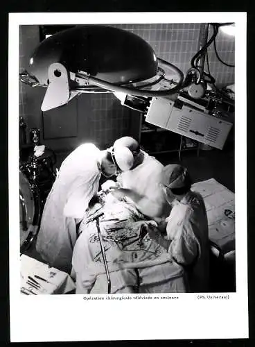 Fotografie Operation Chirurgicale televisee en couleurs, OP-Team führt eine Operation durch